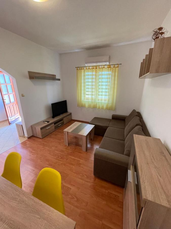 Apartments Belic With Pool Jelsa  Ngoại thất bức ảnh